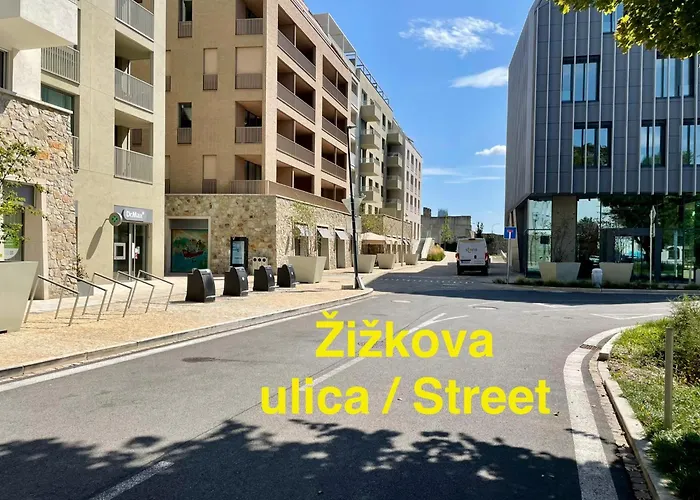 Romance Under The Castle *